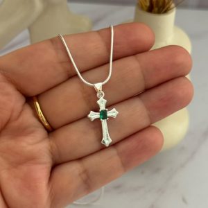Cadena de cruz con circon verde