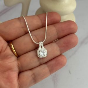 Cadena con dije cuadrado