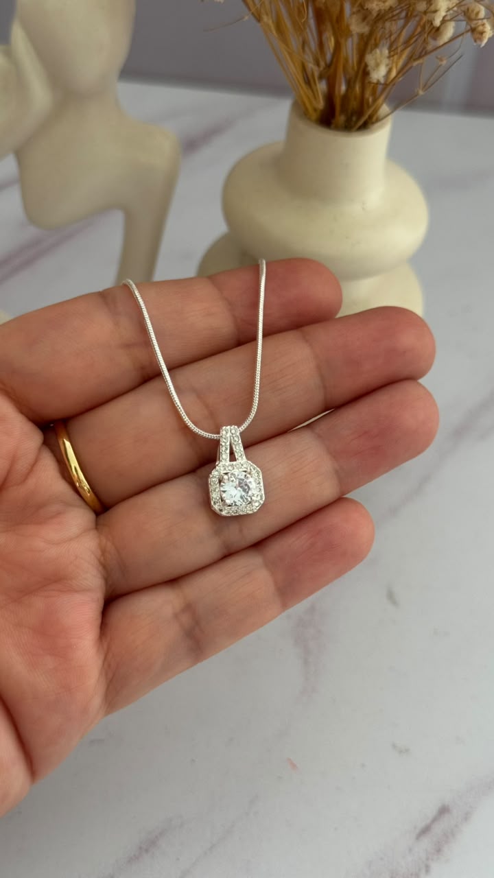 Cadena con dije cuadrado
